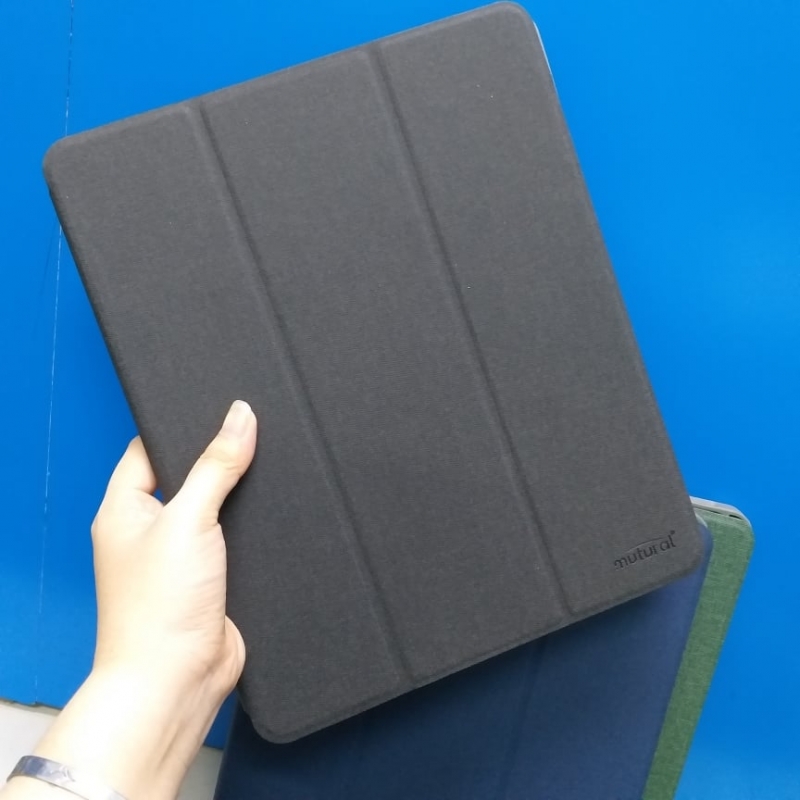 Bao Da iPad Pro 12.9 2021 Leather Case Hiệu Mutural Chính Hãng làm bằng chất liệu vải và tpu cao cấp, thiết kế dạng chống sốc, có khay đựng bút, chức năng đóng tắt màn hình, rất đa năng và tiện dụng